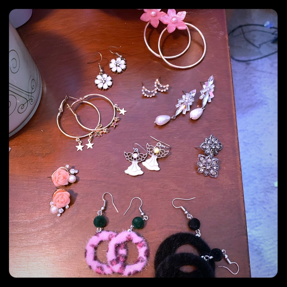 Lots of earrings you get all pictured